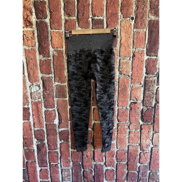 Gymshark Womens Gray Camo Seamless Cropped Athletic Leggings Size Small - Picture 1 of 3